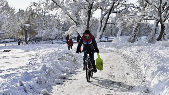 Schneefrei für Schüler: Wintereinbruch im Landkreis: In der Nacht auf Sonntag ist ein halber Meter Schnee gefallen.