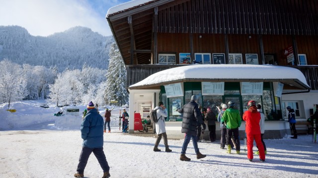 Freizeit im Oberland: Derzeit läuft am Brauneck nur die Kabinenbahn. Zwar werden dort auch Skifahrer mitgenommen - am Berg sind die aber auf eigenes Risiko unterwegs.