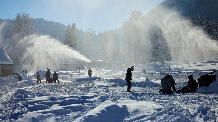 Freizeit im Oberland: Auch der Skibetrieb am Brauneck ist von den Unmengen an Schnee am Wochenende überrascht worden.