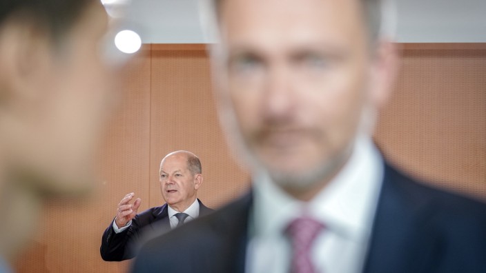 Ampelkoalition: Im Haushaltsstreit favorisiert Kanzler Olaf Scholz eine eingeschränkte Notlage. Finanzminister Lindner (vorne) muss noch überzeugt werden.
