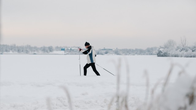 Wintereinbruch: Wer Zeit hat, zieht wie dieser Langläufer am Montag seine Bahnen in der weißen Winterlandschaft.
