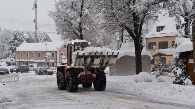Schneechaos: Für eine Schaufel voll Schnee: Der Winterdienst ist überall im Landkreis voll im Einsatz.