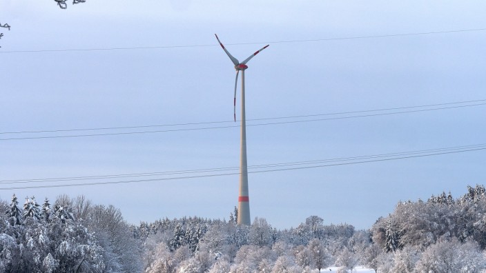 Energiewende: Ein Windrad dreht sich in Hamberg im Landkreis Ebersberg über winterlich verschneiten Baumwipfeln. So etwas dürfte 2025 auch im Hofoldinger Forst zu sehen sein.