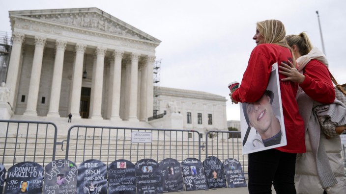 Opioid-Krise in den USA: Jen Trejo mit einem Foto ihres Sohnes. Vor dem Supreme Court stehen Schilder mit den Namen weiterer Opfer der Opioid-Krise.