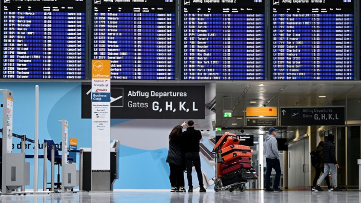 Flughafen München: Weil Eisregen angekündigt wurde, sind am Münchner Flughafen vorübergehend alle Flüge annulliert.