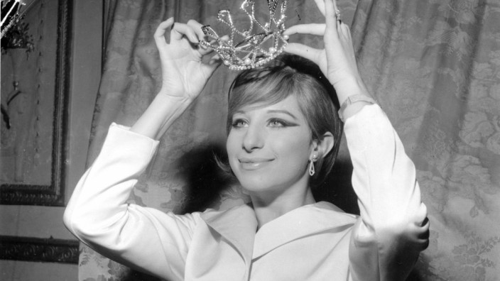 Autobiografie "My Name is Barbra": Ballkönigin war sie auch: Barbra Streisand bei einem Ball im New Yorker Waldorf-Astoria-Hotel, 1964.