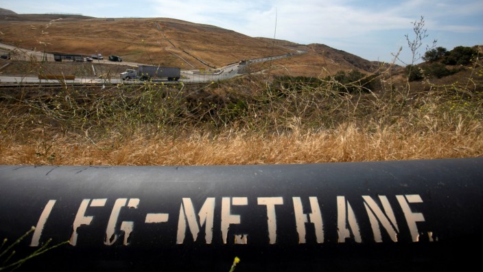 Klimakonferenz: Eine Pipeline transportiert Methan, das aus der "Frank R. Bowerman"-Abfalldeponie bei Irvine, Kalifornien, austritt, zu einem benachbarten Kraftwerk.