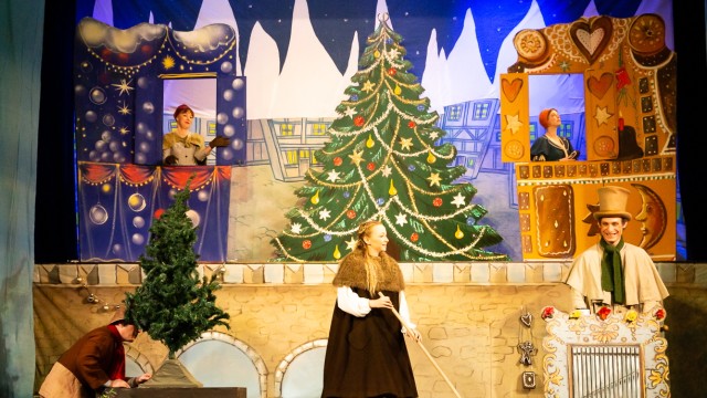 Weihnachtliche Shows für Familien und Kinder: Bald ist Heiligabend: Waisenmädchen Hanne zwischen Marktfrauen, Christbaumverkäufer und Drehorgelspieler.