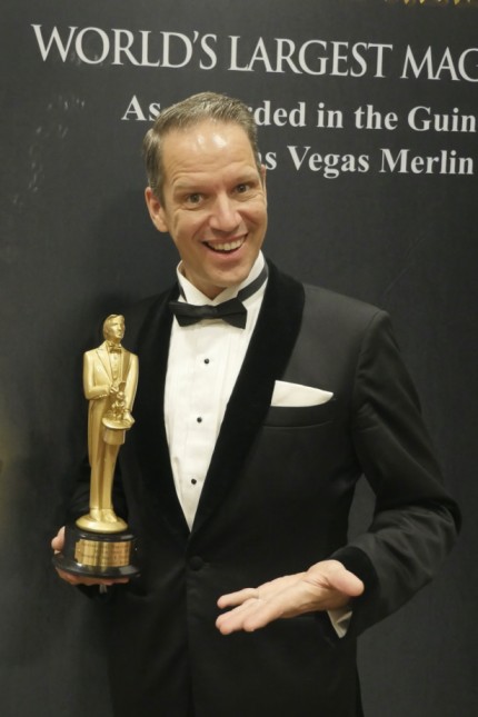 Weihnachtliche Shows für Familien und Kinder: Glücklicher Gewinner: Alexander Krist nimmt in Las Vegas den Merlin Award 2023 entgegen, den Oscar der zaubernden Zunft.