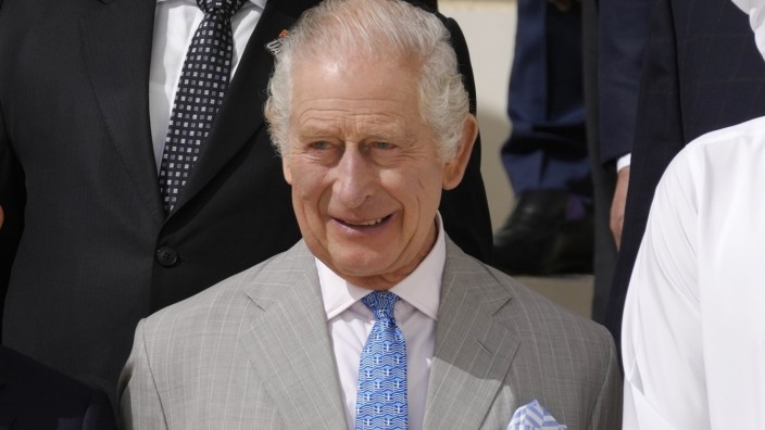 Leute: König Charles III. trägt beim Weltklimagipfel in Dubai ganz klassisch Anzug und Krawatte. Zu Hause hat er Kimonos nähen lassen.