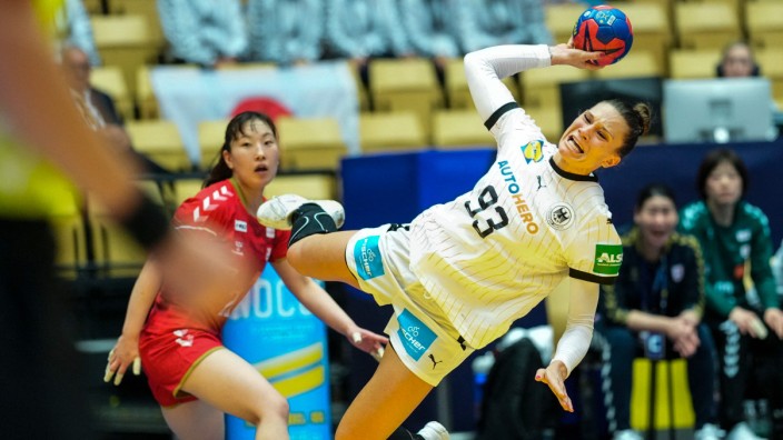 Handball-WM der Frauen: "Dieses Trikot wieder zu tragen, fühlt sich wirklich gut an": Julia Behnke im deutschen WM-Auftaktspiel gegen Japan.