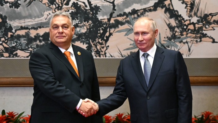 Hilfen für die Ukraine: Steht lieber an der Seite des russischen Machthabers Wladimir Putin, als die Ukraine-Hilfen der EU mitzutragen: Ungarns Regierungschef Viktor Orbán.