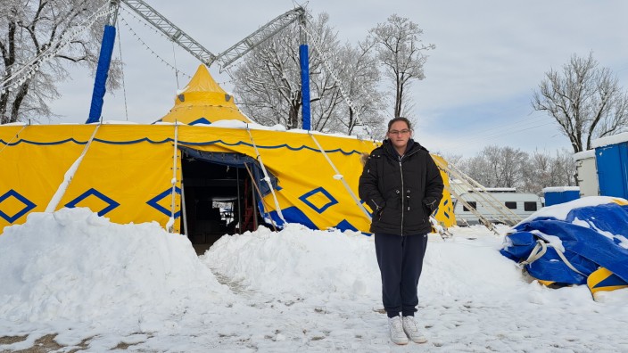 Wintereinbruch: Das Zelt des Kinderzirkus Roberto ist unter der Last des Schnees zusammengebrochen. Jessica Frank hofft, es mithilfe von Spenden reparieren zu können.