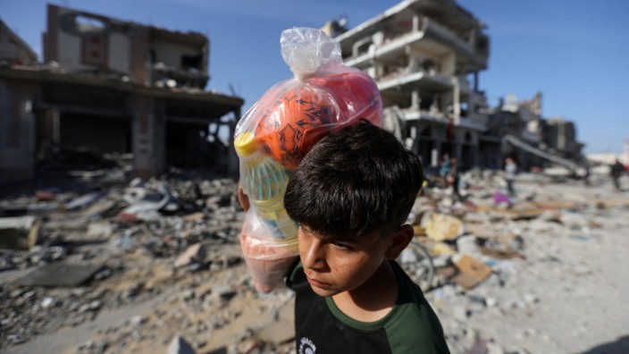 Israel und Gaza: Wohin noch fliehen? Ein junger Palästinenser mit Habseligkeiten im Gazastreifen.