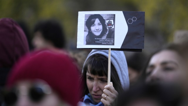 Femizide: Eine Frau hält beim Protest gegen Gewalt gegen Frauen in Mailand ein Foto von Giulia Cecchettin hoch.