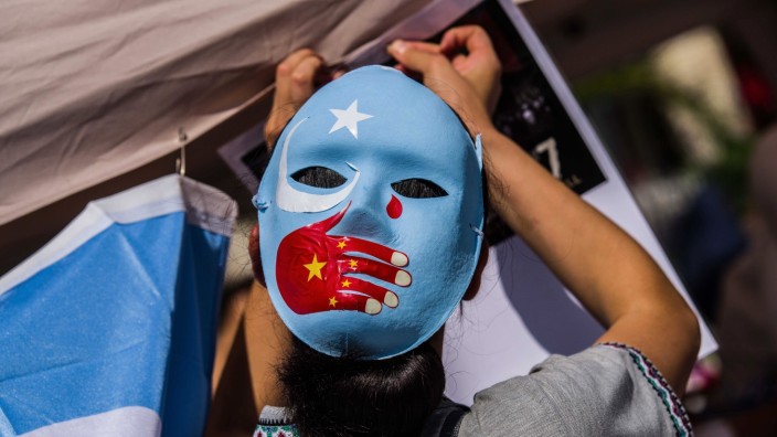 Geopolitik: Demonstranten in München protestieren im Jahre 2020 gegen die Menschenrechtsverletzungen der chinesischen Führung gegen die Uiguren.