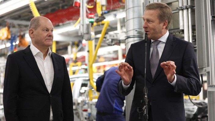 Autoindustrie: Auf Werksbesuch in München: Kanzler Olaf Scholz (links) und BMW-Chef Oliver Zipse.