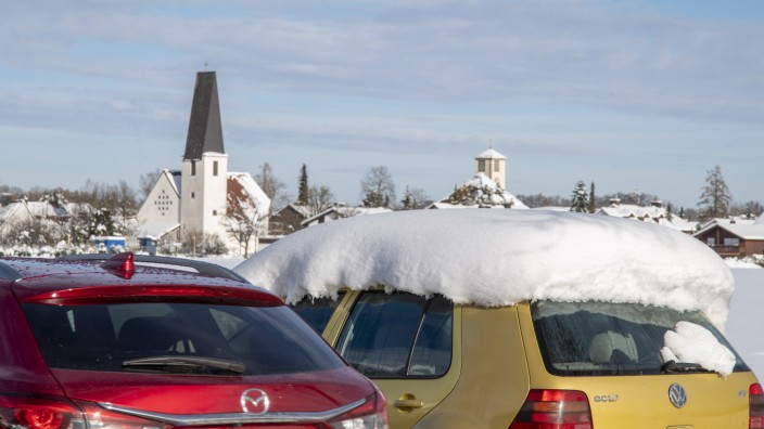 Mitten in Starnberg: Eine Schneehaube fürs Auto - wenn man so losfährt, kann es gefährlich werden.
