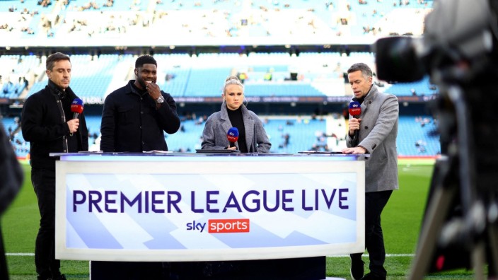 Fußballrechte der Premier League: Quotengarant: Die Sky-Sports-Experten David Jones, Izzy Christiansen, Micah Richards und Gary Neville (von rechts) bei einer Übertragung eines Premier-League-Spiels.