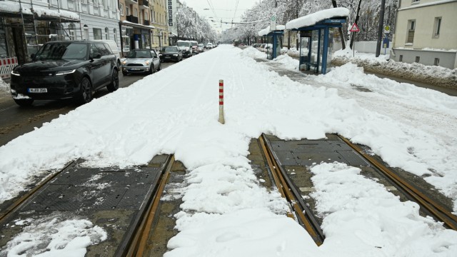 Wintereinbruch in München: Viele Tramgleise in München müssen vom Schnee befreit werden.
