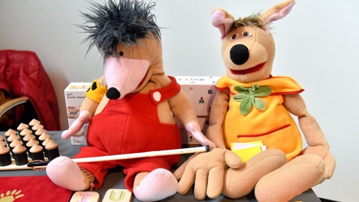 Fürstenfeldbruck: Puppen mit "Sehbehinderung" und "Lernschwäche" gehören zum Lehrmaterial am Tag der Behinderung.