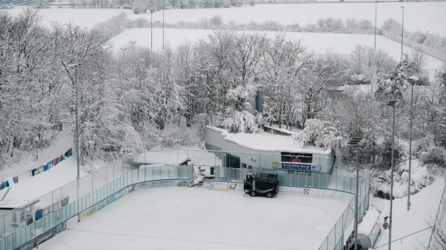 Wintereinbruch: Das Eisstadion in Ottobrunn ist wieder geöffnet.