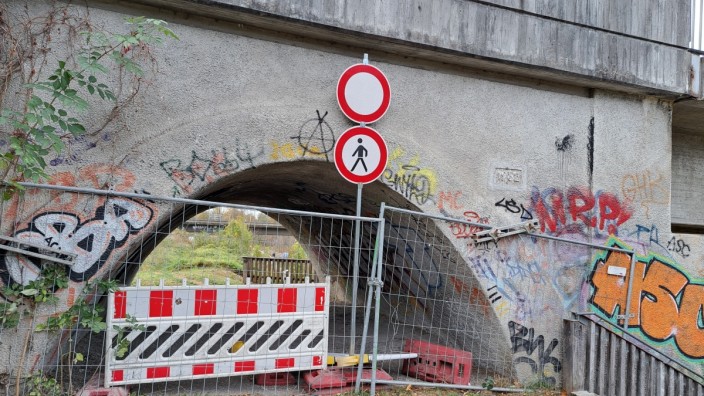 Verkehr: Kein Durchkommen: Wegen der Arbeiten zur Errichtung der neuen Herzog-Heinrich-Brücke am Föhringer Ring müssen die Wege an der Isar während der gesamten Bauzeit bis mindestens Ende 2024 gesperrt bleiben.
