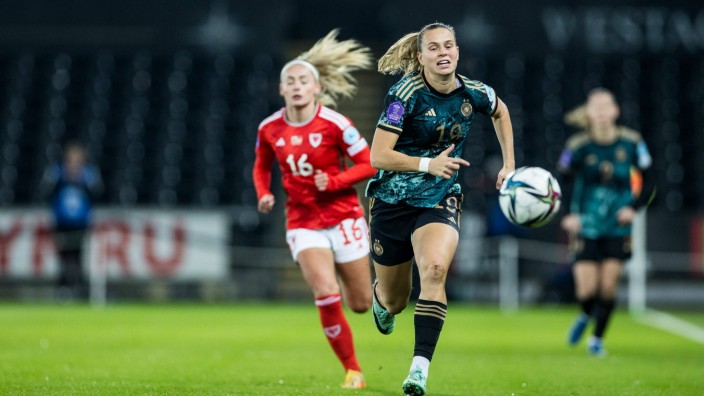 Nations League: Viel Kampf, viel Krampf: Das deutsche Nationalteam um Klara Bühl (rechts) tut sich gegen Wales überraschend schwer.