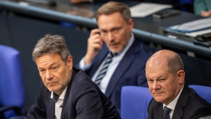 SZ am Morgen: Suchen nach einem Ausweg aus der Haushaltskrise: Olaf Scholz (SPD), Robert Habeck (Grüne) und Christian Lindner (FDP).
