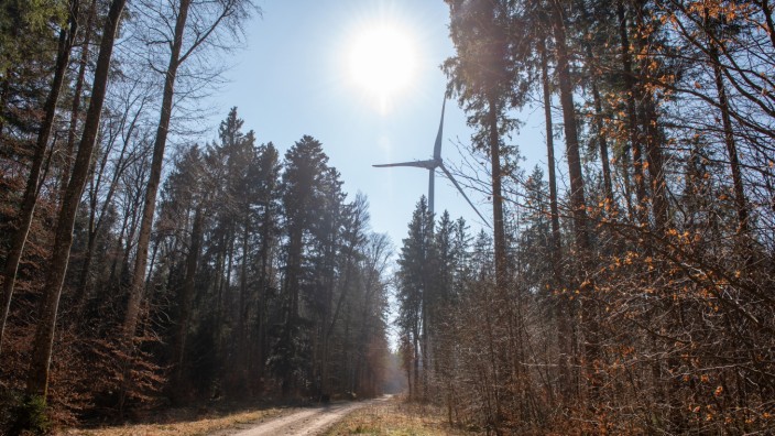 Energiewende in Bayern: In den bayerischen Staatswäldern drehen sich immer mehr Windräder. Dieser Tage sind die Verträge für zwei weitere, allerdings kleinere, Windparks abgeschlossen worden.