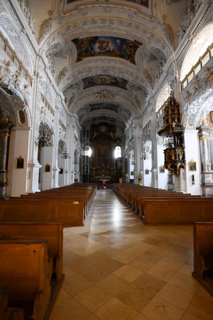 Benediktbeuern: Der Hagelsturm Ende August hat keine Schäden im Inneren der Pfarrkirche angerichtet. Das Wasser drang überwiegend nur in den Dachstuhl ein.