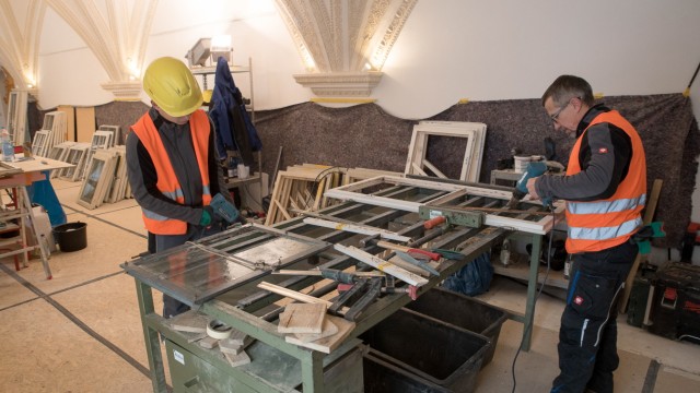 Benediktbeuern: Im Kreuzgang hat die Firma Derix Glasstudios ihre Werkstatt eingerichtet. Sie repariert die Fenster von Basilika und Klosteranlage.