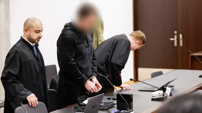 Mordprozess in Nürnberg: Der 29-jährige Türke soll auf zwei Bekannte in der Nürnberger Südstadt geschossen haben, einer starb. Nun steht er vor dem Landgericht Nürnberg-Fürth.
