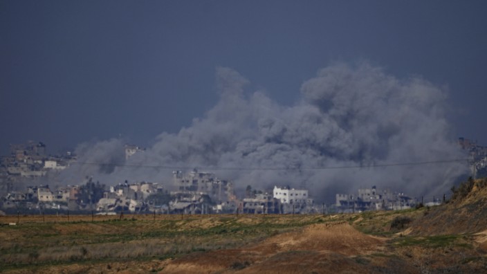 Nahost: Erbitterte Schlachten: Dichter Rauch steht nach israelischen Bombenangriffen am Mittwoch über dem Gazastreifen.