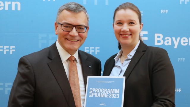 Ausgezeichnetes Programm: Staatskanzlei-Chef und Medienminister Florian Herrmann mit Rosenhof-Chefin Verena Dollinger.