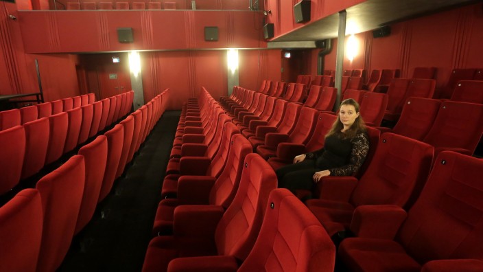 Ausgezeichnetes Programm: Verena Dollinger in ihrem Kinosaal in Moosburg: Auch den Corona-Lockdown hat das Filmtheater überstanden.
