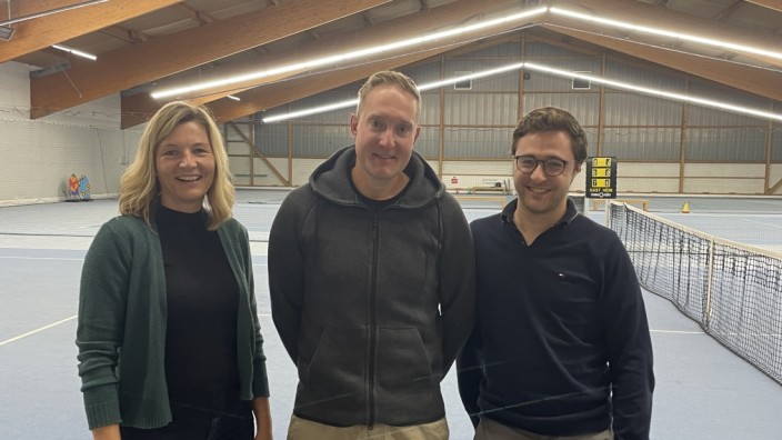 Tennis: Tadej Turk (Mitte) ist neuer Leiter der Tennisschule in Eichenau, hier auf dem Foto mit Sport-Vorständin Kathrin Wäsch und TCE-Vorsitzendem Daniel Classen.
