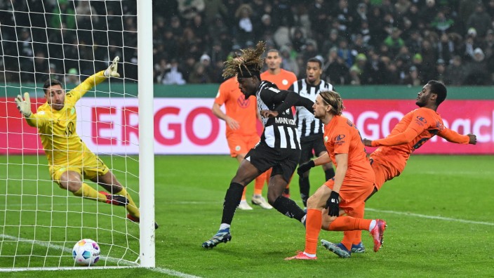 Borussia Mönchengladbach im DFB-Pokal: Die Entscheidung: 20 Sekunden vor Ablauf der Verlängerung köpfelt Kouadio Koné für die Borussia den Siegtreffer zum 1:0-Endstand.