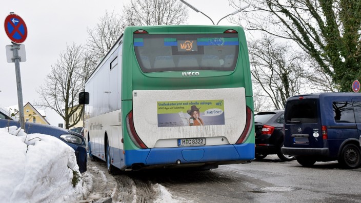 Nahverkehr: Engstelle: Abgestellte Autos und ein durchfahrender Bus auf dem Parkplatz am Bahnhof Maisach.