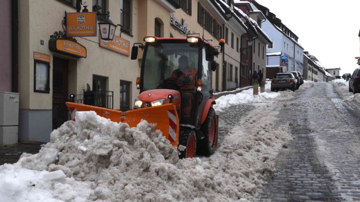 Unfallgefahr: Mehrere Tage, nachdem es das letzte Mal geschneit hat, sind Räumfahrzeuge der Schneemassen in der Dachauer Altstadt immer noch nicht Herr geworden.