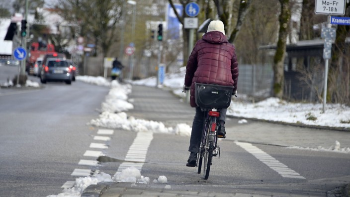 Mobilität: Fahrradfahren in Höhenkirchen-Siegertsbrunn soll sicherer werden. Das Foto zeigt die Bahnhofstraße.