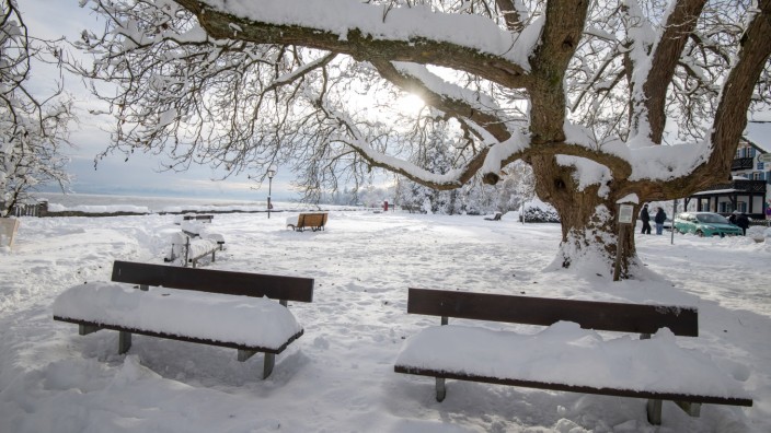 Nach Schneechaos: Über Nacht ein halber Meter Schnee: die verschneiten Seeanlagen in Schondorf.