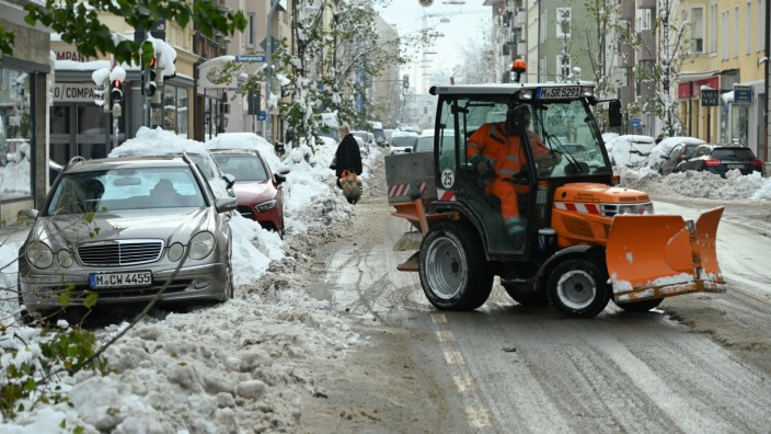 Profi-Schneeräumer in München: Überall in der Stadt waren die Schneeräumer im Dauereinsatz.