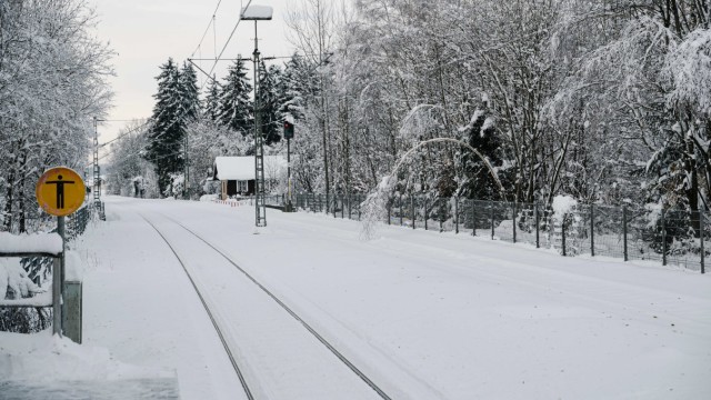 Nahverkehr: Noch am Dienstag ging am S-Bahnhof Ottobrunn gar nichts, seit Mittwoch fahren die Züge zumindest wieder bis Höhenkirchen-Siegertsbrunn.