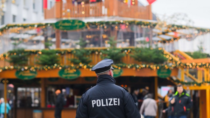 Terror: Hannover im Dezember 2023: Ein Polizist steht an der Weihnachtspyramide am Kröpcke.