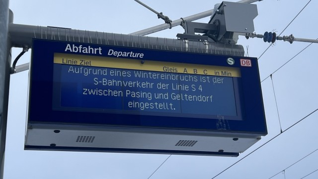S4-Stillstand: S-Bahnverkehr der Linie S4 eingestellt: Tagelang steht auf den Anzeigetafeln - wie hier auf dem Bahnhof Buchenau - keine bessere Botschaft.