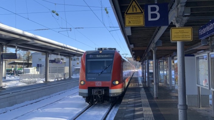 Die S4 und der Winter: Erst am Donnerstag fährt eine S-Bahn wieder in den Bahnhof von Fürstenfeldbruck ein.
