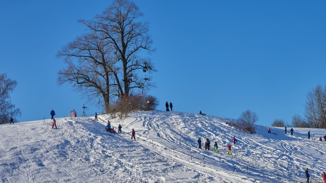 Wintersport im Landkreis Ebersberg: Am Tranzlberg bei Moosach haben schon viele Kinder das Skifahren gelernt. Hier ist der Lift bereits seit einigen Tagen geöffnet.