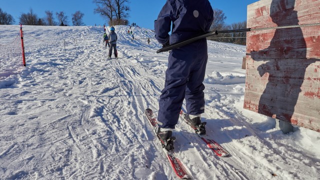 Wintersport im Landkreis Ebersberg: Auch Schulklassen machen bisweilen einen Ausflug zu dem kleinen Hügel - hier die Moosacher Grundschule.