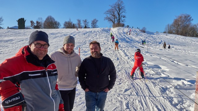 Wintersport im Landkreis Ebersberg: Mitglieder vom Skiclub Falkenberg kümmern sich darum, dass alles läuft: Michael Staber, Marian und Harry Zehentmair (von links).
